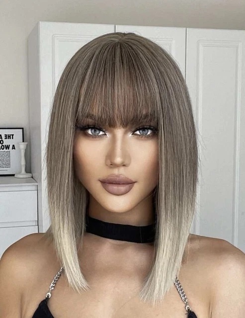 Perruque Synthétique Femme - Courte Blonde Platine, Racine Noire, Frange - Avec Bonnet +4, Neuf