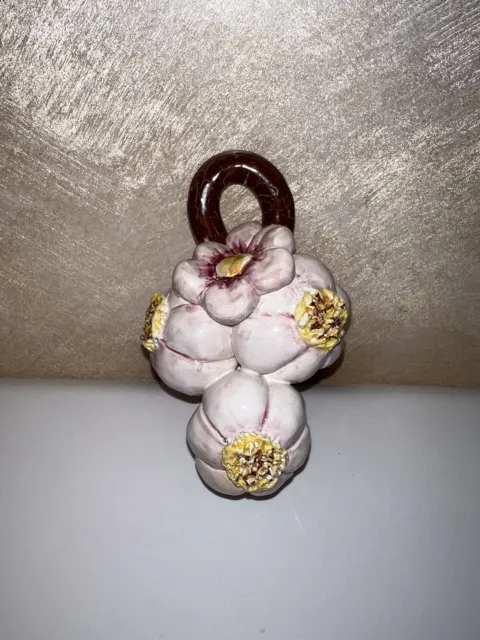Aglio  da parete  con fiore in ceramica di Caltagirone   artigianale