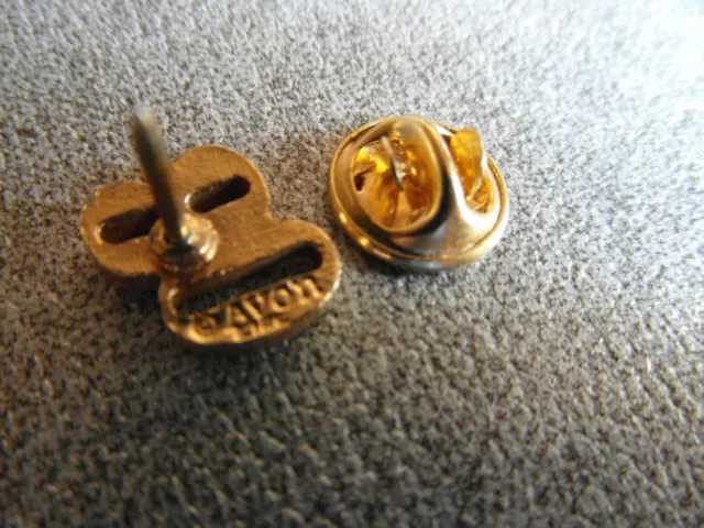 RARE PINS PIN'S - AVON 80 - COSMETITIQUE - PARFUMS - ZAMAC - Signé AVON CIRE 2