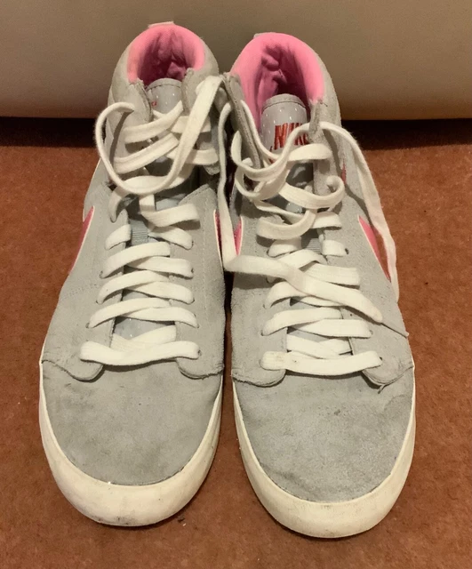 Grey nike trainers with on sale pink tick