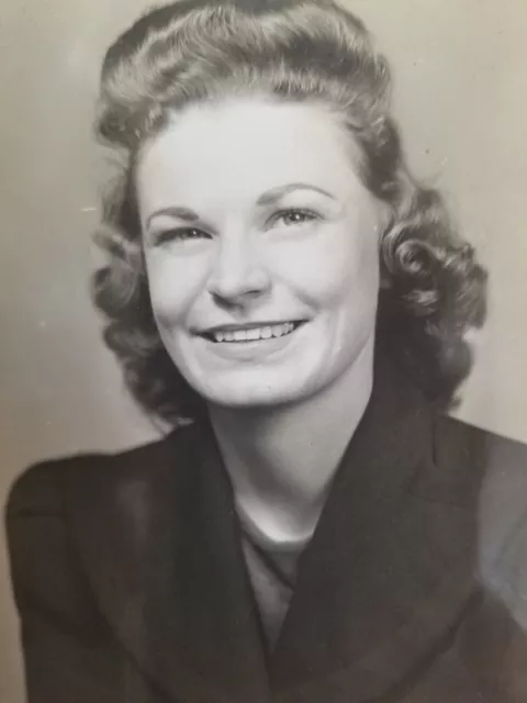 BEAUTIFUL LADY IDENTIFIED.VTG 1940'S 4" x 3" SNAPSHOT*SP3 2