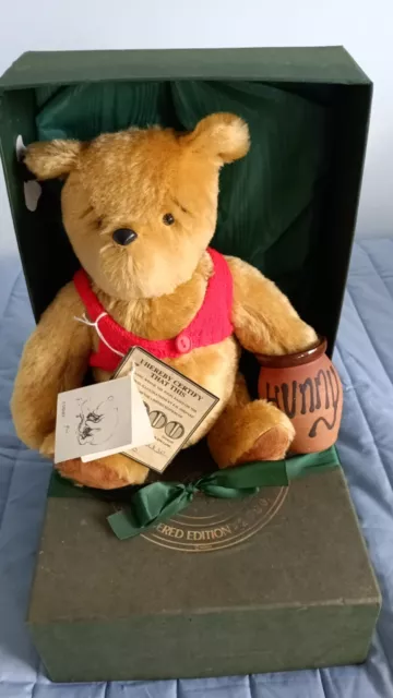 DISNEY CLASSIC WINNIE THE POOH/2000 With Honey Pot Gabrielle Design