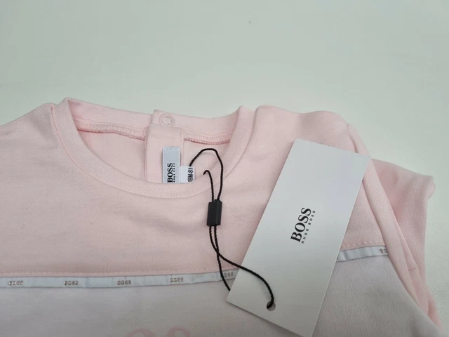 Set bambino Hugo Boss tuta e bavaglino bambina 2 pezzi set regalo rosa. 18 mesi