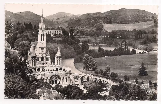 lourdes , vue plongeante sur la basilique et la vallée du gave  ---