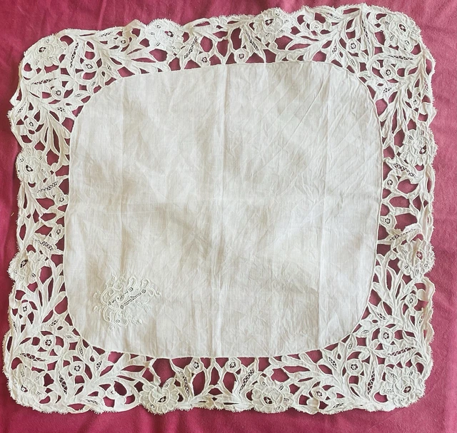 VENDU - Mouchoir ancien mariée fait main avec grand angle en dentelle
