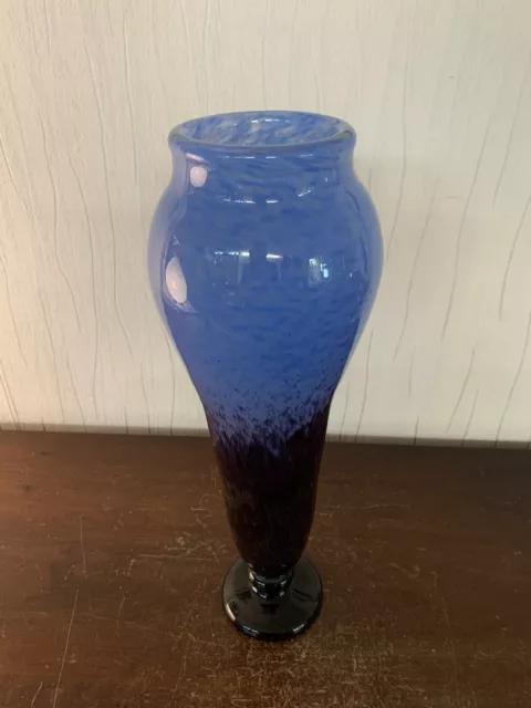 Vase bleu pâte de verre signature ?