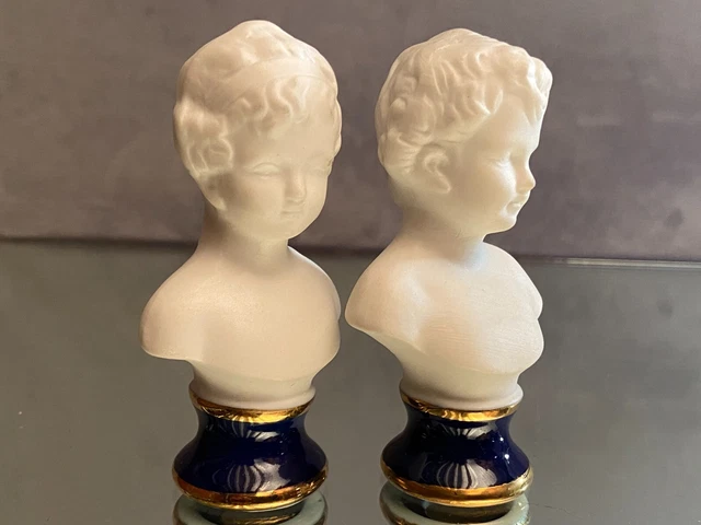 Paire de bustes d'enfants en biscuit de porcelaine marqué d'un N 2