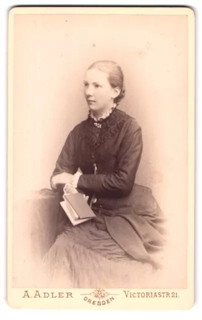 Fotografie A. Adler, Dresden, Portrait junge Frau in dunklen Kleid mit Büchlein