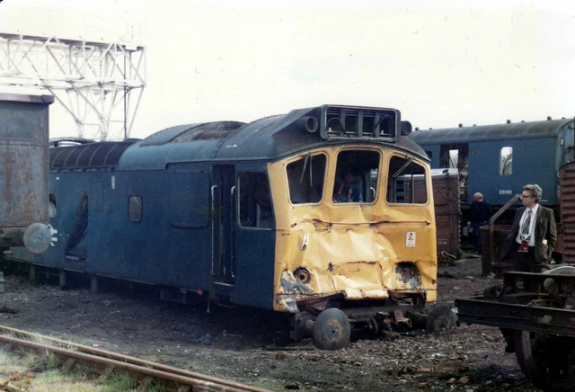 RAILWAY PHOTO Class 25 25204 Swindon The Grounded Bodyshell 5 10 1980 RAILWAY PHOTO Class 25 25204 Swindon The Grounded Bodyshell 5 10 1980