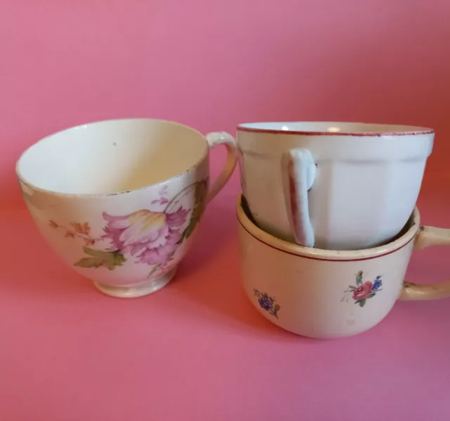 Ensemble de 3 tasses dépareillées en faïence fleurie