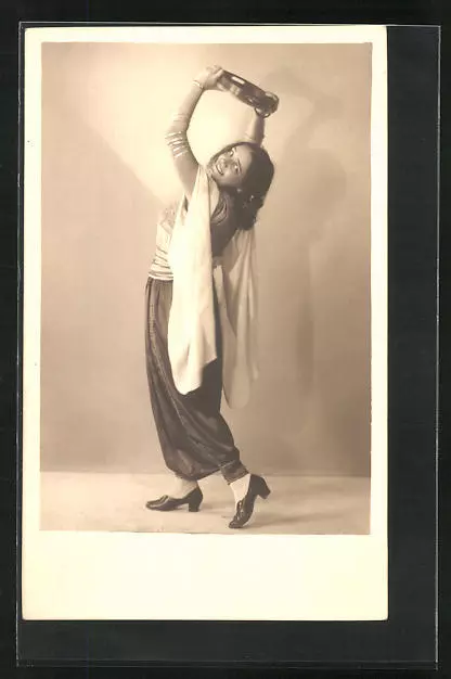 Ansichtskarte Tänzerin mit Tamburin und Armreifen