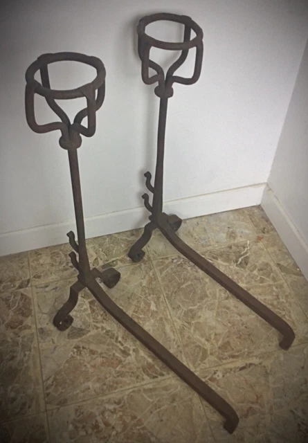 Antique XVIII grande paire de landiers chenets à bol fer forgé à porte broche