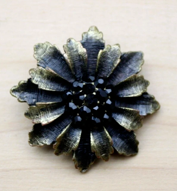 Broche Fleur Marguerite – Métal Vieilli, Cœur Strass Rose, Fermoir Sécurité, Neuve