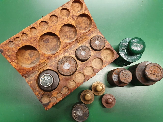 11 alte Gewichte mit Holzkiste