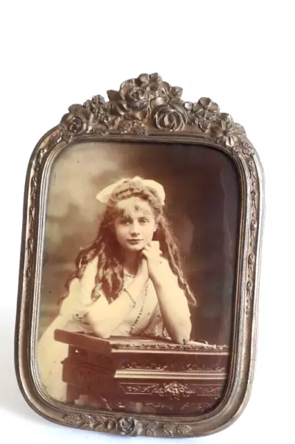 Magnifique  Cadre Porte Photos avec photo jeune femme  glaçoïde 1900