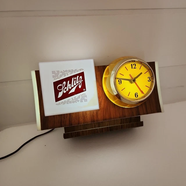 Vintage 1965 SCHLITZ Beer Lighted Barrel Motion Cash Register Bar Clock Spinning Vintage 1965 SCHLITZ Beer Lighted Barrel Motion Cash Register Bar Clock Spinning