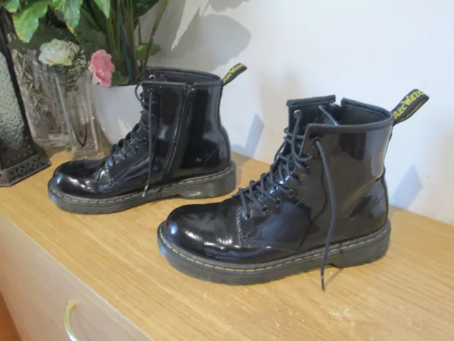 Stivali Junior Dr Doc Martens Delaney neri in pelle verniciata per ragazzo taglia UK 3