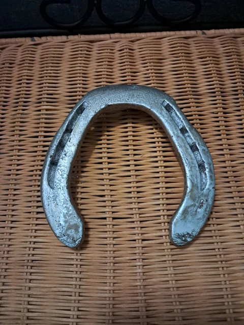 2 fers à cheval anciens en fer forgés à la - France