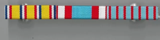 lot de barrettes de décoration militaires sur support avec fixations pins