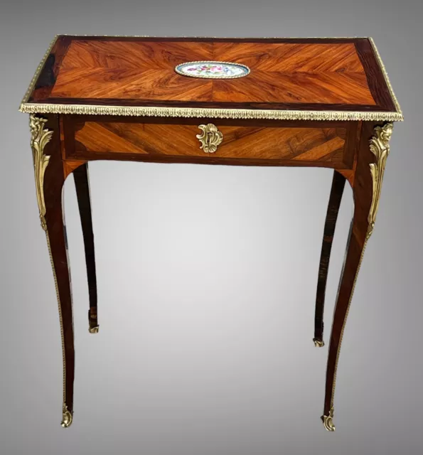 TABLE BUREAU XVIIIe  EPOQUE LOUIS XV EN MARQUETERIE DE BOIS DE ROSE ET MEDAILLON