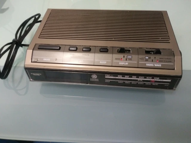 Vintage General Electric AM/FM Radio Alarm Clock Electronic Digital Great Buy!
