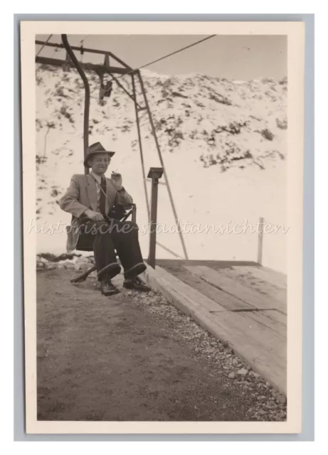 Oberstdorf 1952 - Mann mit Zigarette im Sessellift - Altes Foto 1950er