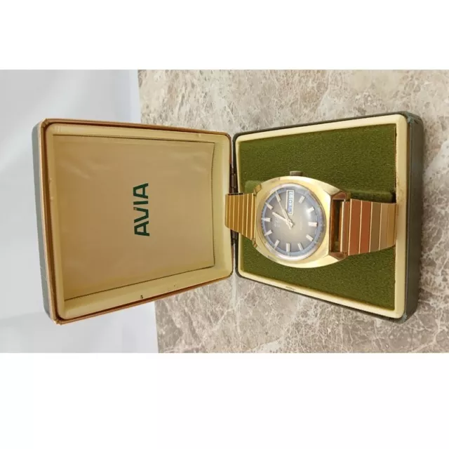 Retro Swiss Gold 17 Jewel Avia 25J Herren Day-Date Armbanduhr, Box 1973