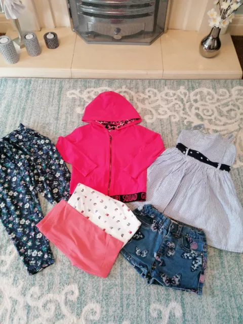Pacchetto di vestiti per ragazze, età 4 anni, in ottime condizioni.