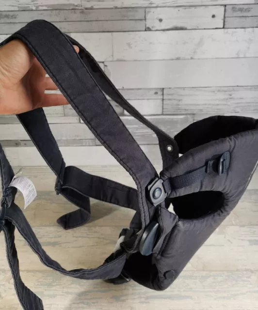 Portabebés Baby Bjorn modelo 23051 azul oscuro.  Portahombro para bebé
