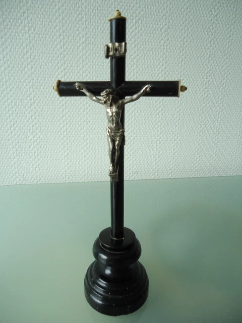 Croix en bois orthodoxe sur une tombe dans un cimetière chrétien dans