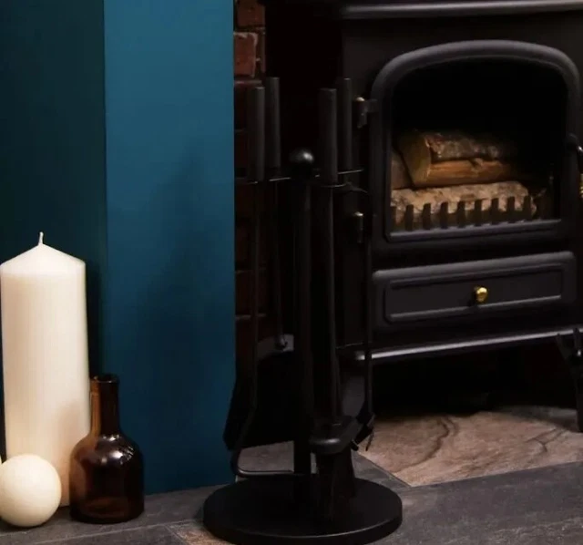 Juego de 5 piezas de herramientas tradicionales de hierro fundido junto a la chimenea accesorios