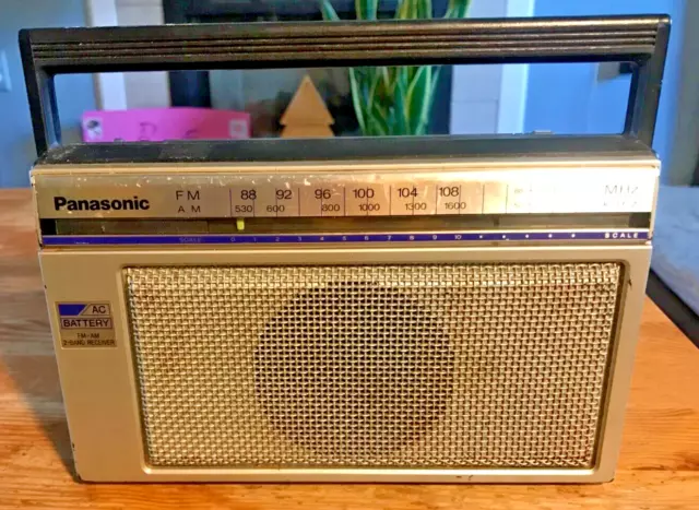 Vintage Portable Panasonic AM FM Radio RF-538