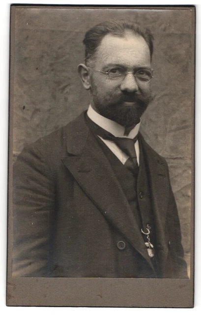 Fotografie unbekannter Fotograf und Ort, bürgerlicher Herr mit Brille im feinen