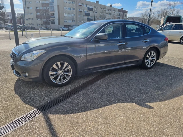M 35h 3.5 V6 2WD 372 cv Boîte auto Hybride Full Option 6