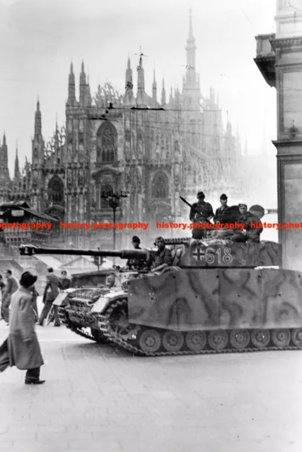 F019291 1st SS Panzer Division Leibstandarte SS. Milan Cathedral. Italy. c1943
