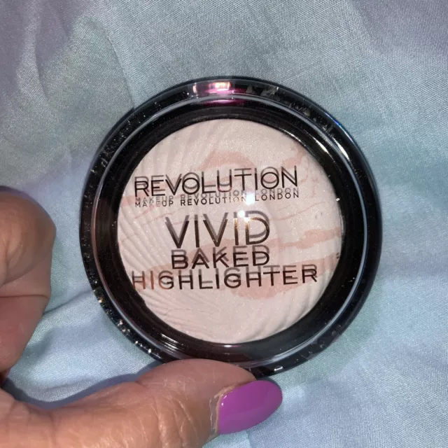 Make up REVOLUTION Vivid Baked HIGHLIGHTER  MATTE  LIGHTS New And Sealed