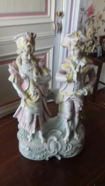 Groupe de personnages en biscuit