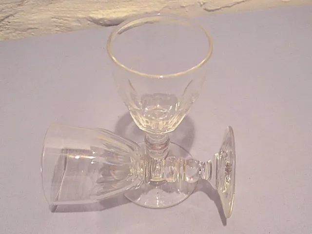 lot de deux verres liqueur à pied , Vintage, anciens verres taillés. Année 1960.