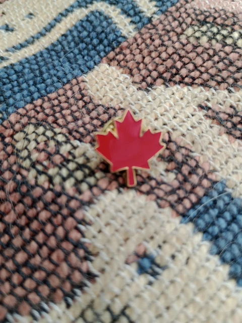CANADA MAPLE LEAF Lapel Pin Canadian Symbol Red Pinback Vintage £5.00 ...