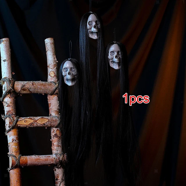 Crâne suspendu d'halloween avec cheveux longs, crâne de squelette d'horreur,