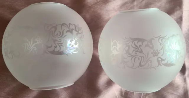 2 globes de lampe / lustre / lampe à pétrole - Verre motif fleurs  Ø  = 13 cm