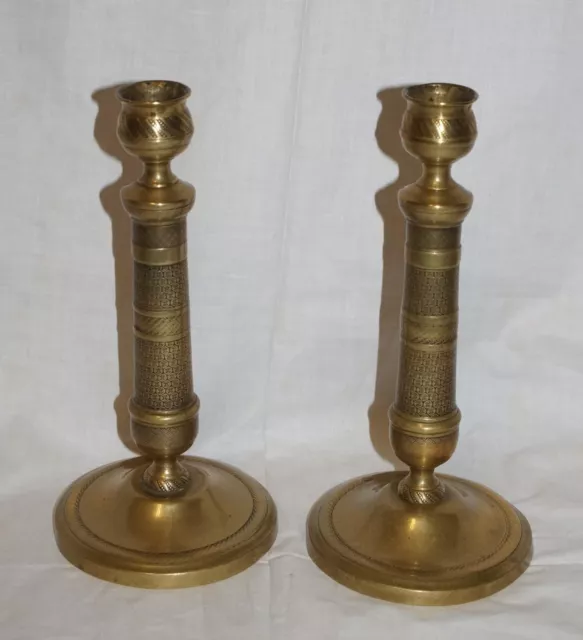 Coppia Di Candelabri Portacandela In Ottone Cesellato Epoca Primo '800