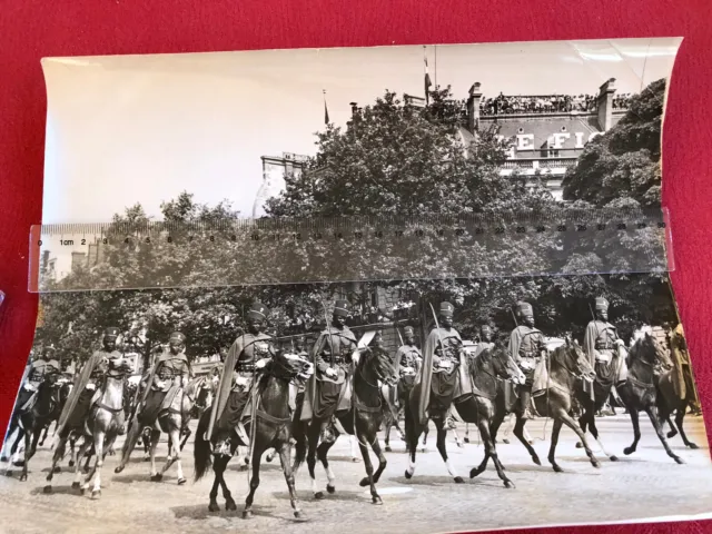 Militaria grande photo originale défilé à Paris spahis ? tirailleurs ? à identif
