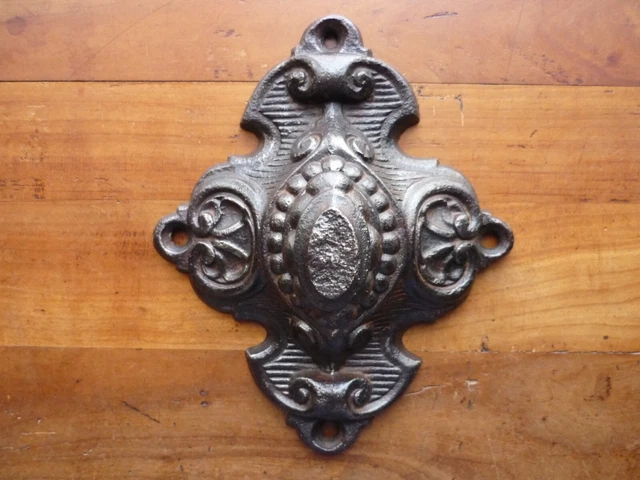 Superbe poignée fixe ancienne, ou enclume de heurtoir, en fonte, de porte.