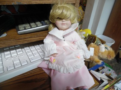 Vintage  Franklin Heirloom porcelain doll 1984 blonde hair pink outfit 12"