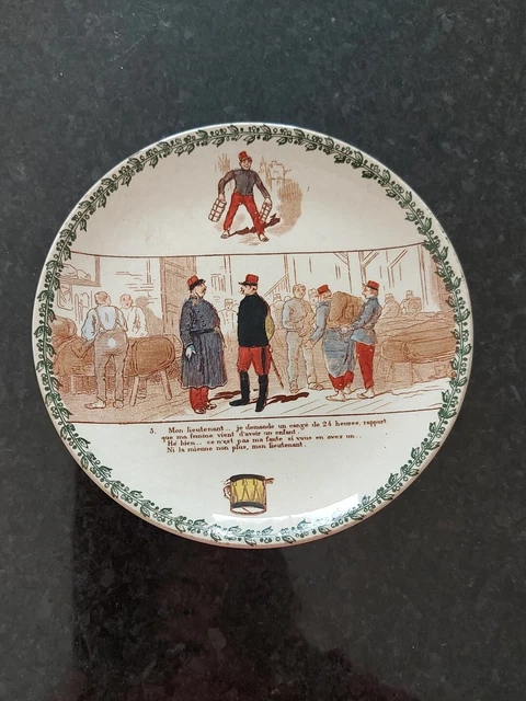 Ancienne Assiette Parlante Choisy Le Roi – Faïence – Motif Personnages & Roi – Courtisans
