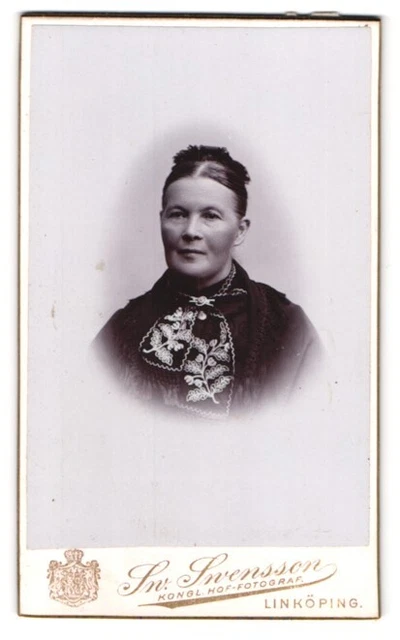Fotografie Sw. Swensson, Linköping, freundliche ältere Dame mit besticktem Tuch