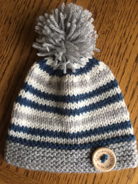 Chapeau bobble bébé tricoté à la main 0-3 mois neuf bleu/gris/crème accessoire photo cadeau 2