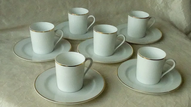Tasse Et Soucoupe Blanches En Gros Plan Dans Un Café-restaurant Et