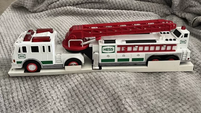 Hess 2000 Fire Truck in Box NEW with Head And Tail Lights, Ladder, Siren Horn